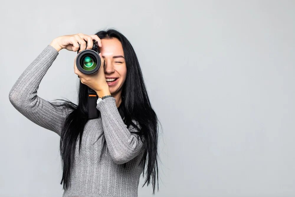 Я фотограф поставил. Картинки на ватсап для девушек с фотиком. Брюнетка прицеливаться. Я фотограф селфи полный рост. Похоже я фотограф подкаст.