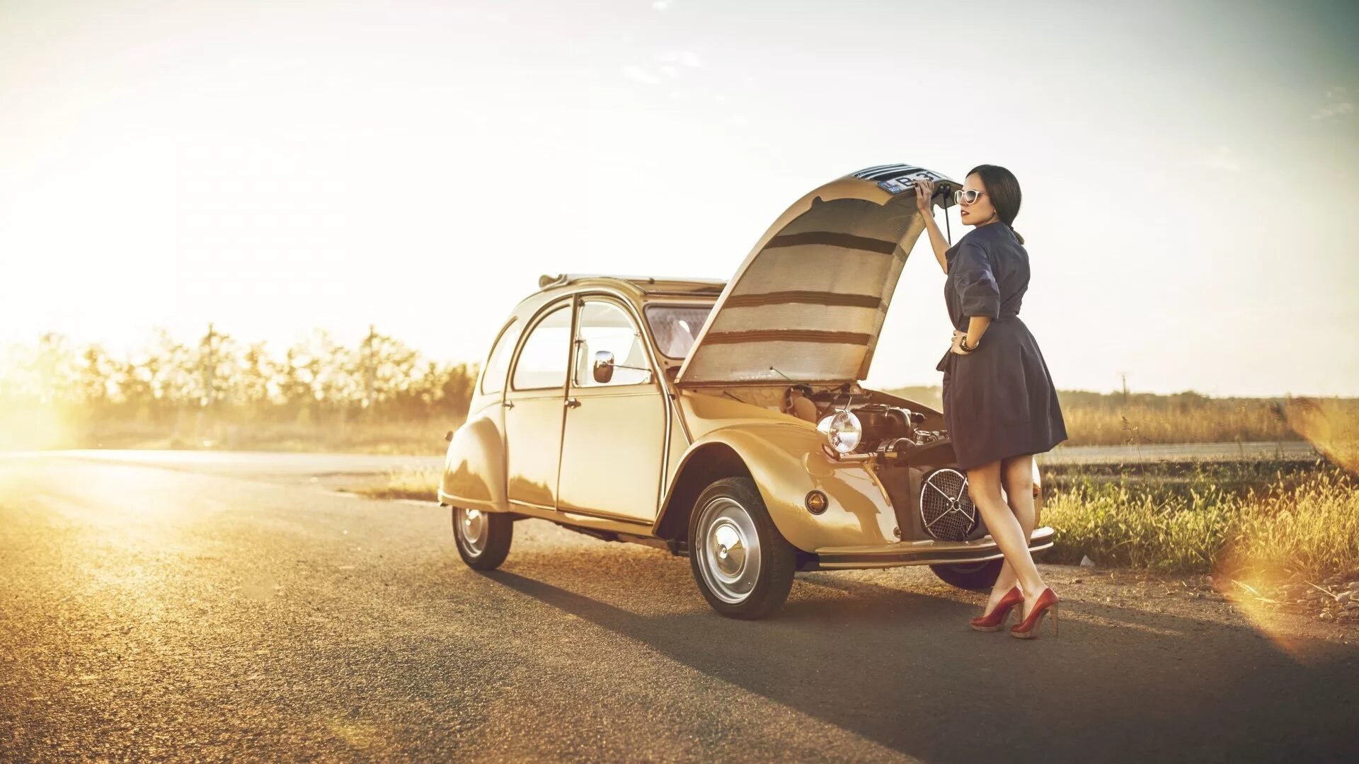 А в 50 на машине еду. Citroen 2cv. Ретро автомобиль. Фотосессия с ретро авто. Женщина в автомобиле.