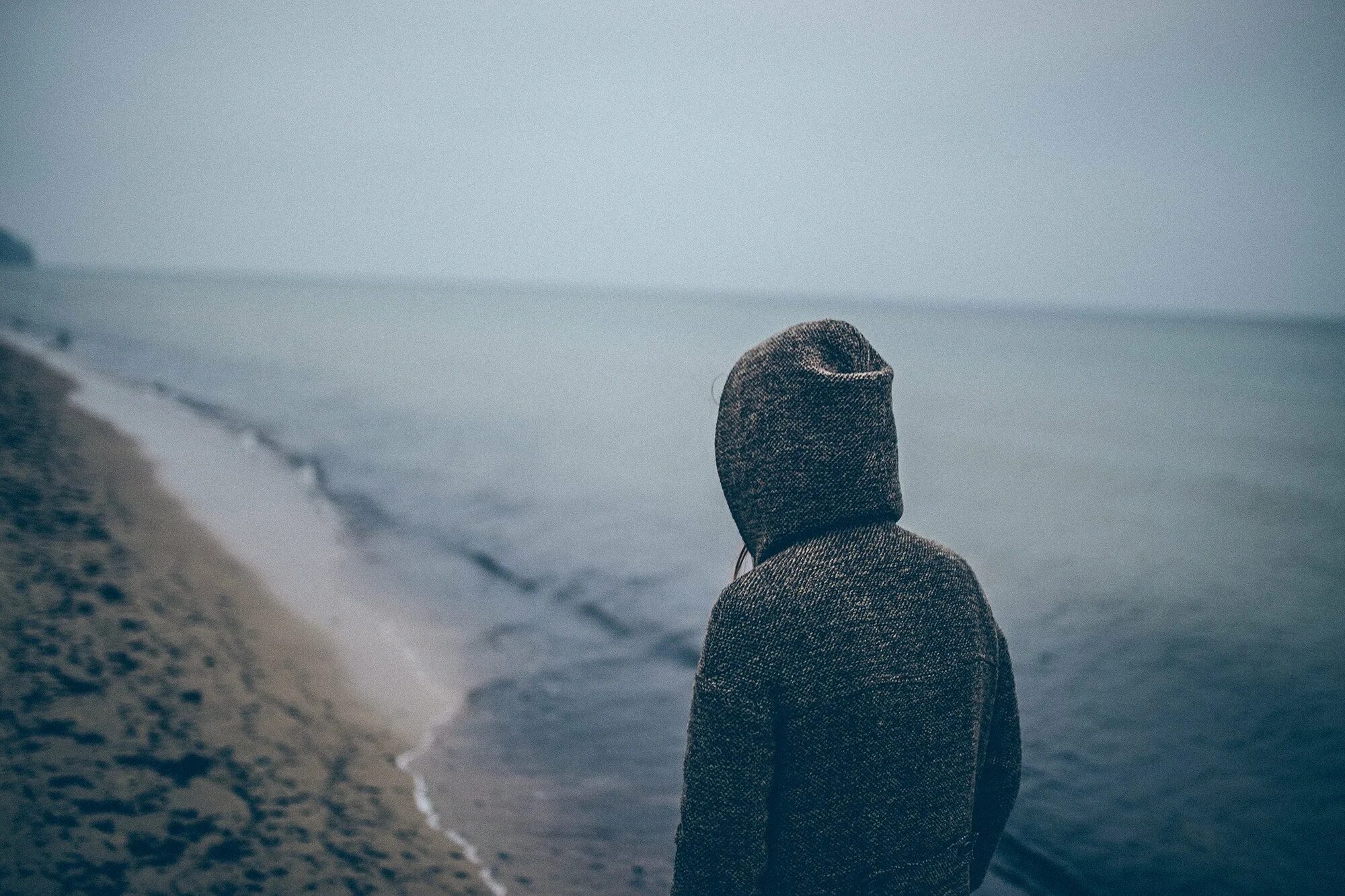 Аватарки грусть. Одинокий человек. Это одиночество. Море одиночество. Человек с капюшоном на берегу моря.