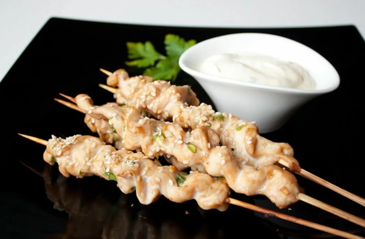 Куриные шпажки в соевом соусе. Куриные шашлычки на шпажках. курица с кунжутом на шпажке. шашлык из филе курицы. курица на шпажках в духовке.