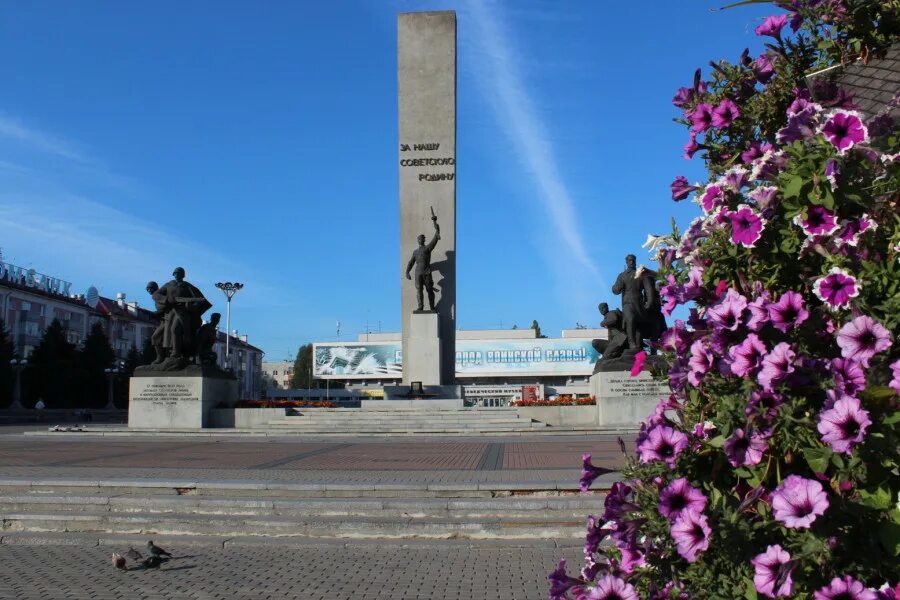В каком городе находится освободителям. Памятник освободителям брянска. памятник партизанам в брянске. памятник на площади партизан в брянске. памятник воинам освободителям брянск.