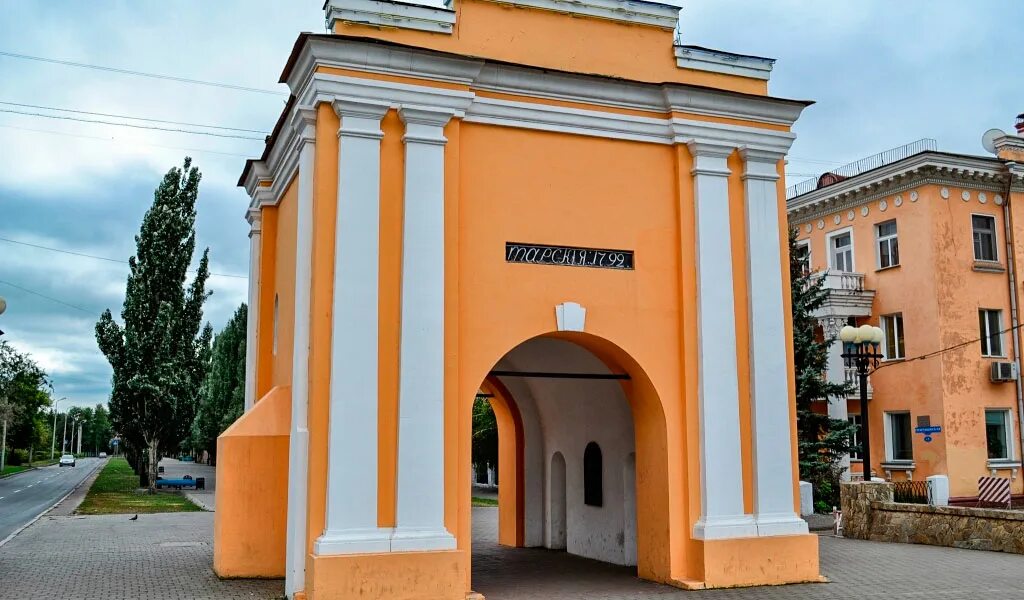 памятники омской области тарские ворота. шар бухгольца памятник держава омск. омск монумент. памятник маршалу г. памятник мать сибирячка омск.