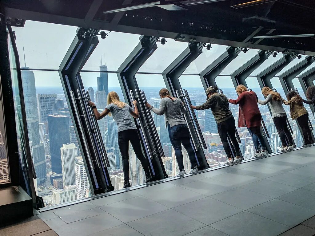 Люди в здании. Башня 360 Чикаго. Смотровая 360 в Чикаго. Skydeck Chicago. Обзорная площадка небоскреба.