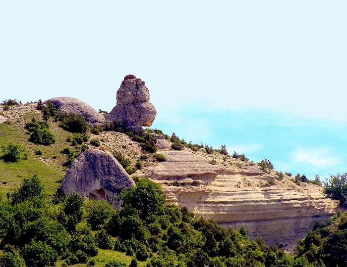 Крымские сфинксы бахчисарай. Скала сфинкс. Скала сфинкс. Скала сфинкс крым. Скала чертов палец крым.