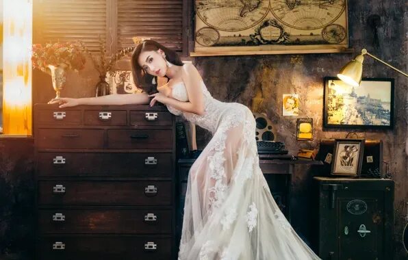 Изысканная фигура девушки на комоде