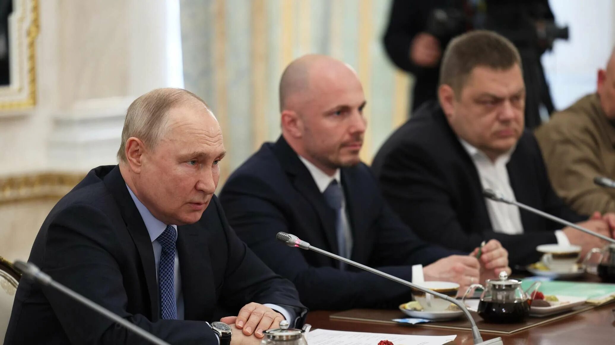 Военно-промышленный комплекс. Встреча президентов. Переговоры политиков. Люди на совещании. Встреча президента и военнослужащих.