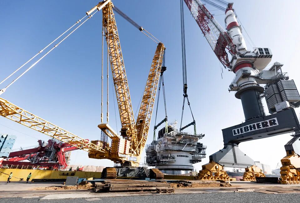 Liebherr lr 11000. Lr 11350 либхер. 22 тысячи тонн. Погрузка угля на судно. Liebherr lr 11000.
