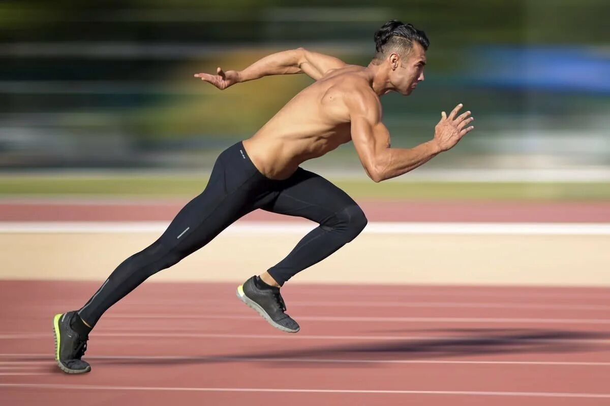 Как называют спортсменов которые бегают. Мужчина бежит. Спортсмены в движении. Бегущий человек.