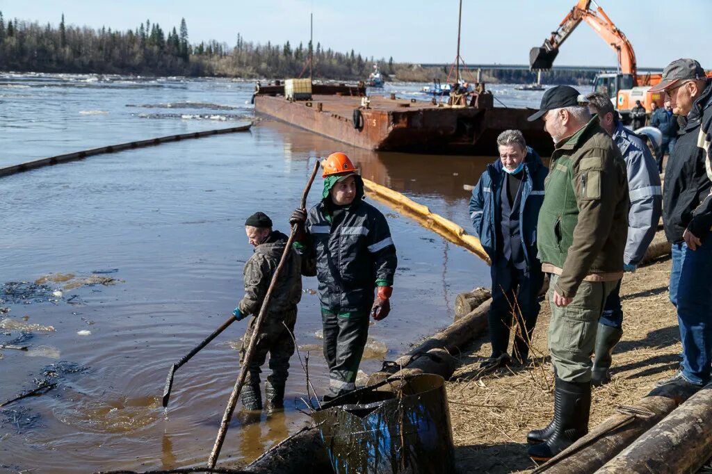 Добыча января. Разлив нефти в Усинске Коми. Разлив нефти в Усинске 2021. Разлив нефти на реке Колва. Разлив нефти в Усинске в 1994.