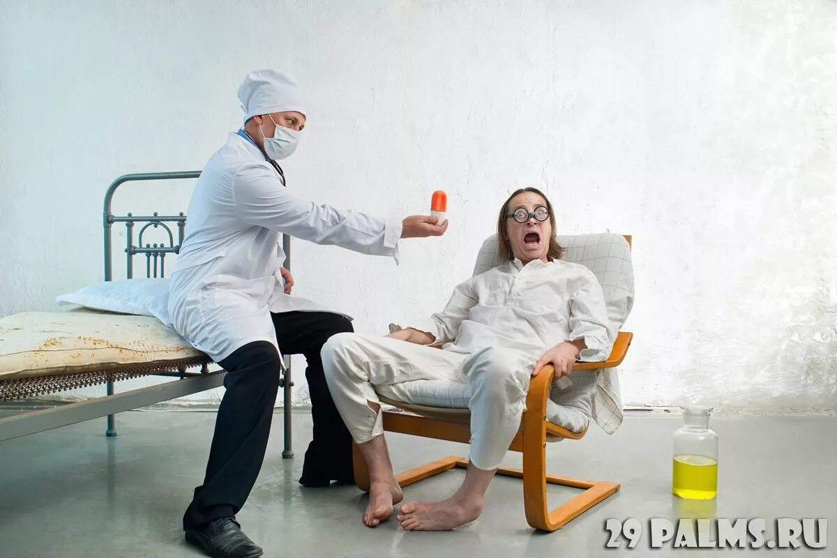 Психически больной и врач. Больные психическими расстройствами. Психбольница врач пациент. Врач и пациент психиатрии. Психбольница врач пациент.