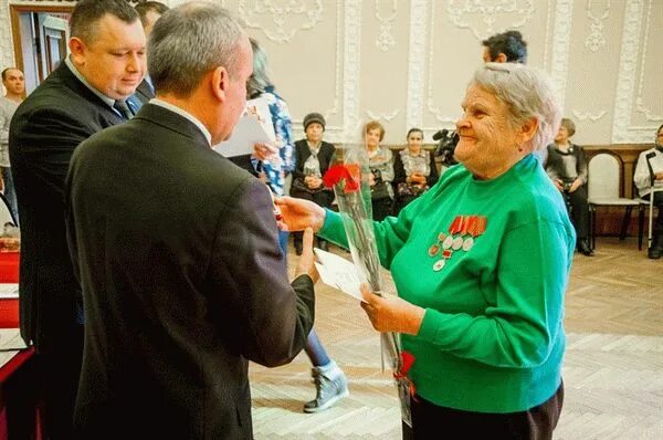 Ветераны труда тверь. Награждение ветеранов. Награждение ветеранов труда. Совет ветеранов машзавода Электросталь. Совет ветеранов машиностроительного завода.