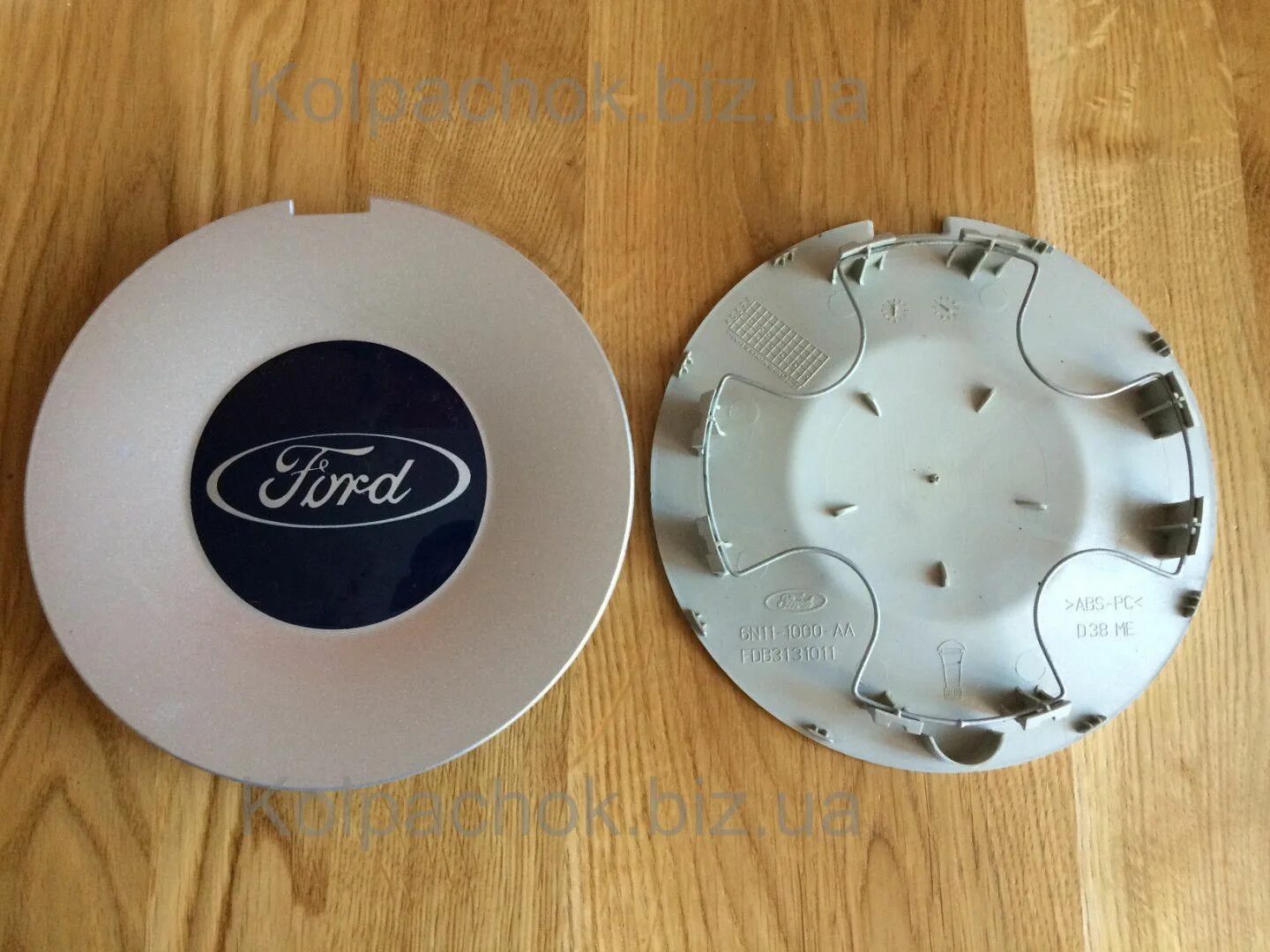 Купить колпаки фокус. Колпак литого диска Ford Focus 2. Центральный колпачок литого диска Форд фокус 2. Колпак штатного литого диска Ford Focus 2. Колпак ступицы литого диска Форд фокус 2 r15.