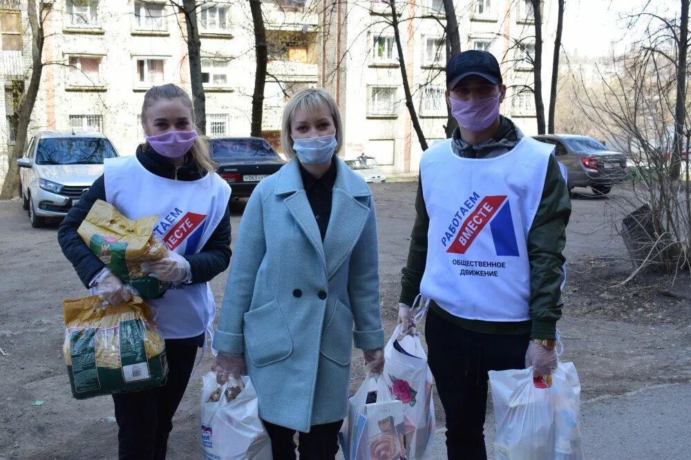 Волонтеры передают продукты. Волонтеры Липецк. Волонтерство в Липецке. Продуктовые наборы волонтеры. Волонтер продукты