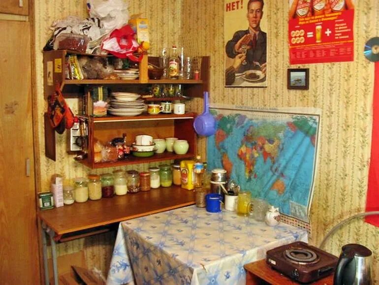 Кухня в общежитии. Советское общежитие. Кухня в студенческом общежитии. Старая кухня в общежитии. Вечер в общежитии