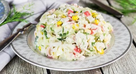 Салат с кальмарами крабовыми палочками и кукурузой