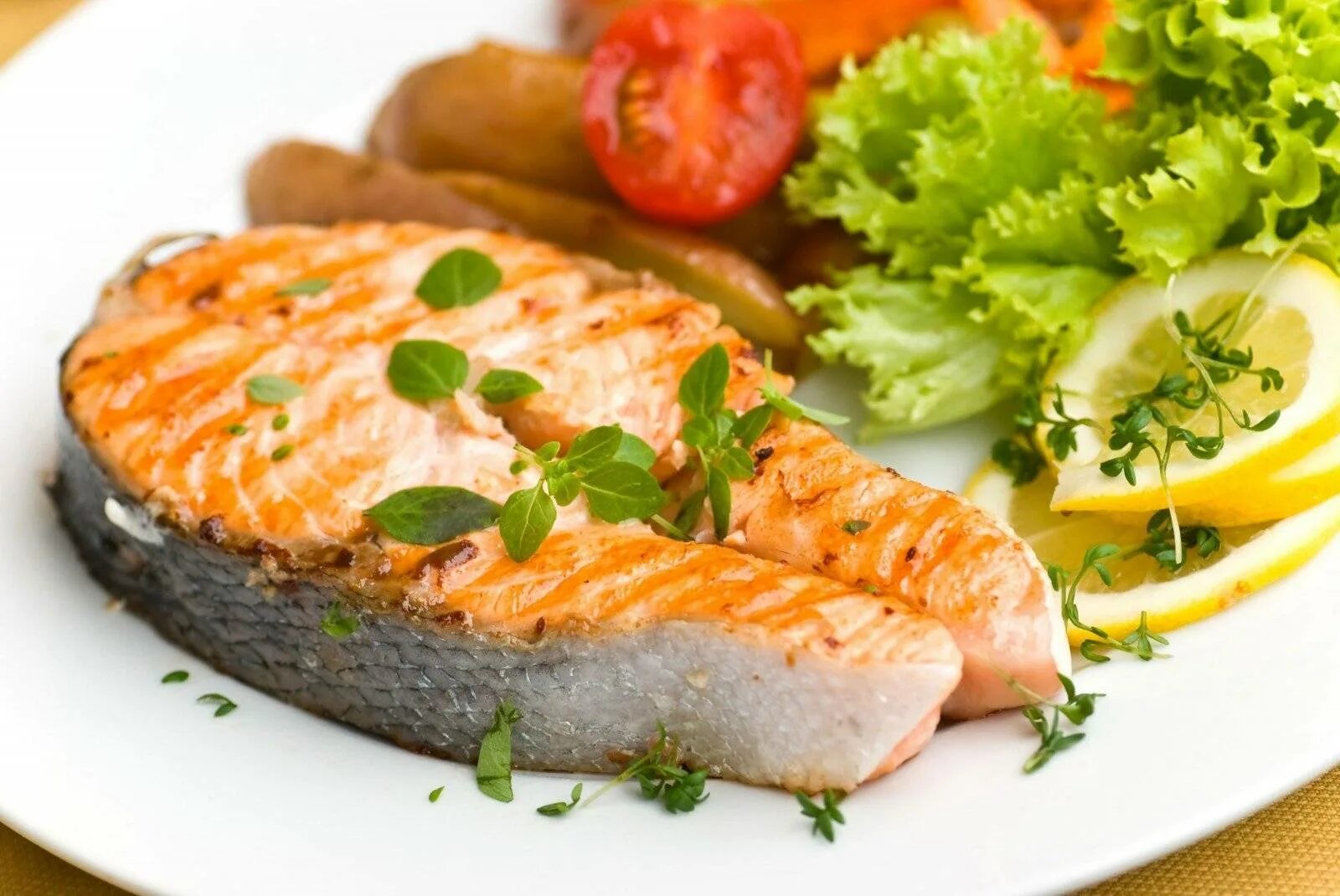 Простые рецепты рыбы с овощами. Блюда из рыбы. Рыба приготовленная. Стейк из форели. Красная рыба.
