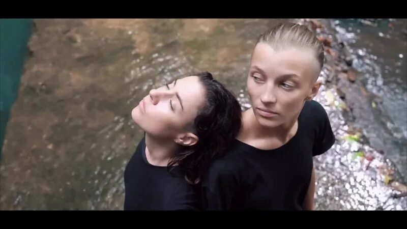 2 маши беги. 2 маши босая. 2 маши босая клип. 2 маши босая альбом. группа 2маши альбомы.