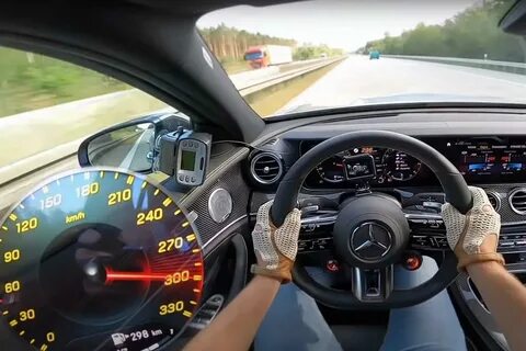 Машина на скорости 300 км ч