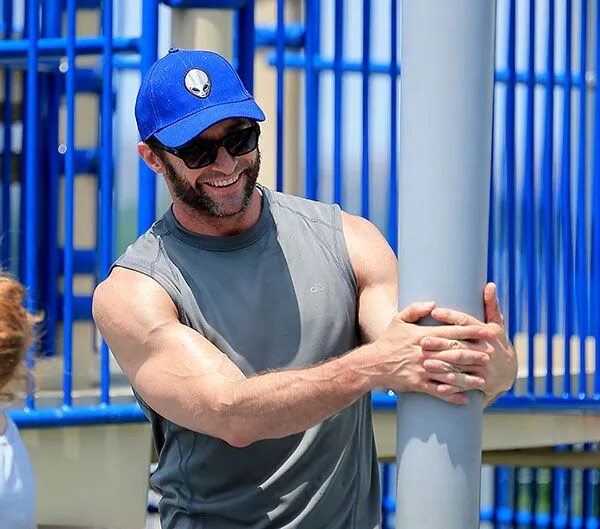 Clutch in knees. Маленький бицепс. Хью джекман в синей кепке. Сильный бицепс. Шарообразный бицепс.