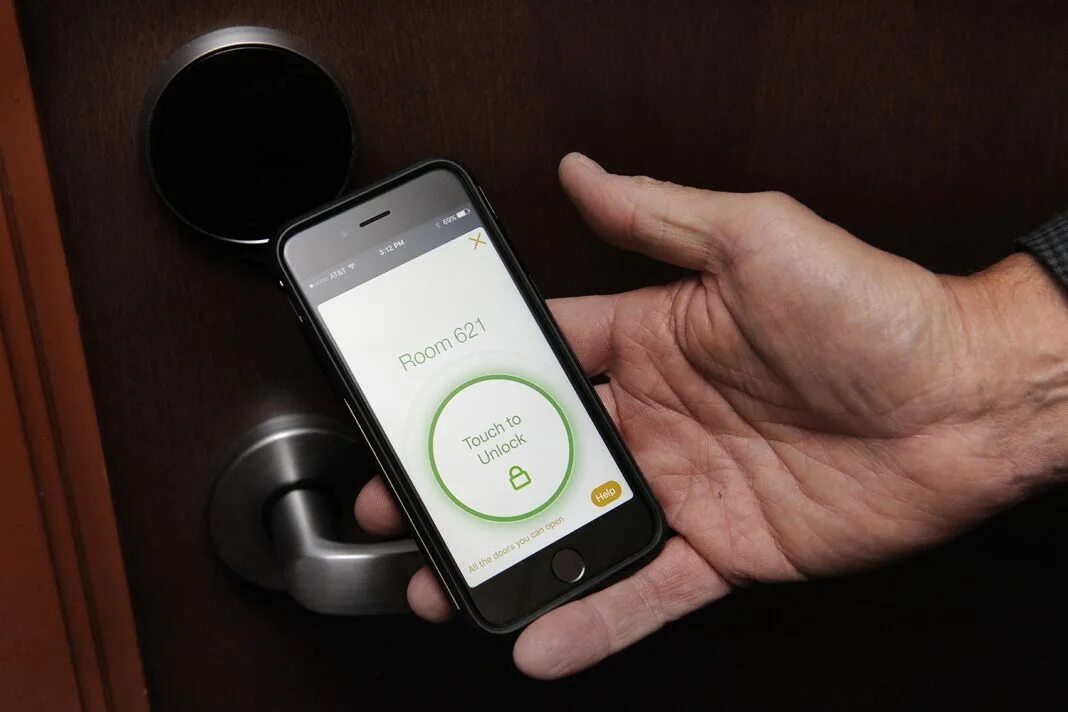 Защита информации ключ. Smart lock-h 35b. Key finder брелок как пользоваться. Ключ электронный. Магнитная карта в гостинице.