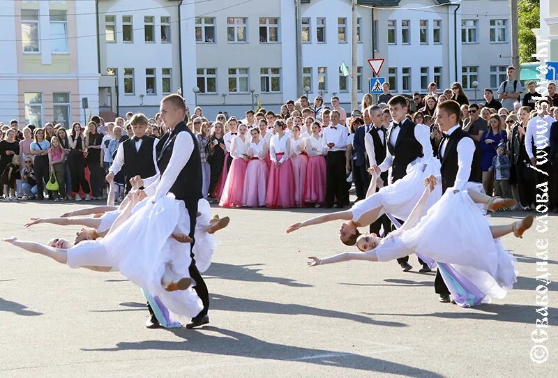 Выпускной вальс слова. Вальс выпускников. Выпускной вальс фото. Вальс на выпускной 9 класс. Вальс выпускников Корсаков.