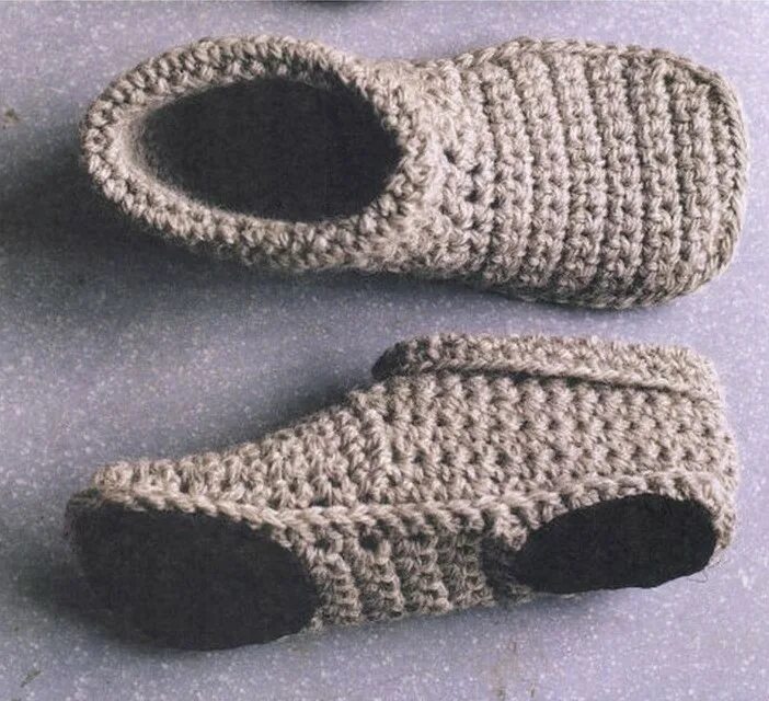 Новые модели тапочек. Уютные домашние тапочки «toasty Toes». Тапочки следки носочки пинетки. Мужские тапочки крючком. Тапки мужские крючком.