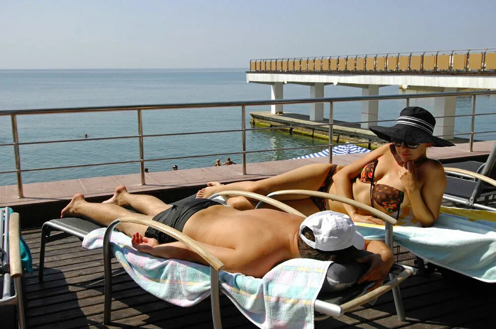 Санаторий беларусь сочи. Сочи пляж женщины. Любовный катамаран. Сочинский пляж. Пляж ставрополье сочи.