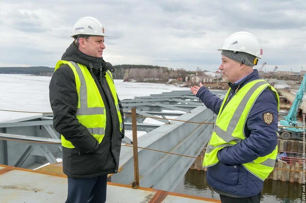 Тагиле строительную работу. Завод нтмк в нижнем тагиле. Работа строительство. Ищу работу механиком снабжения. Человек в каске.