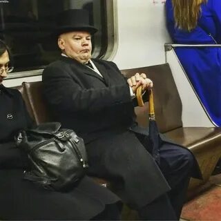 Смеется в метро