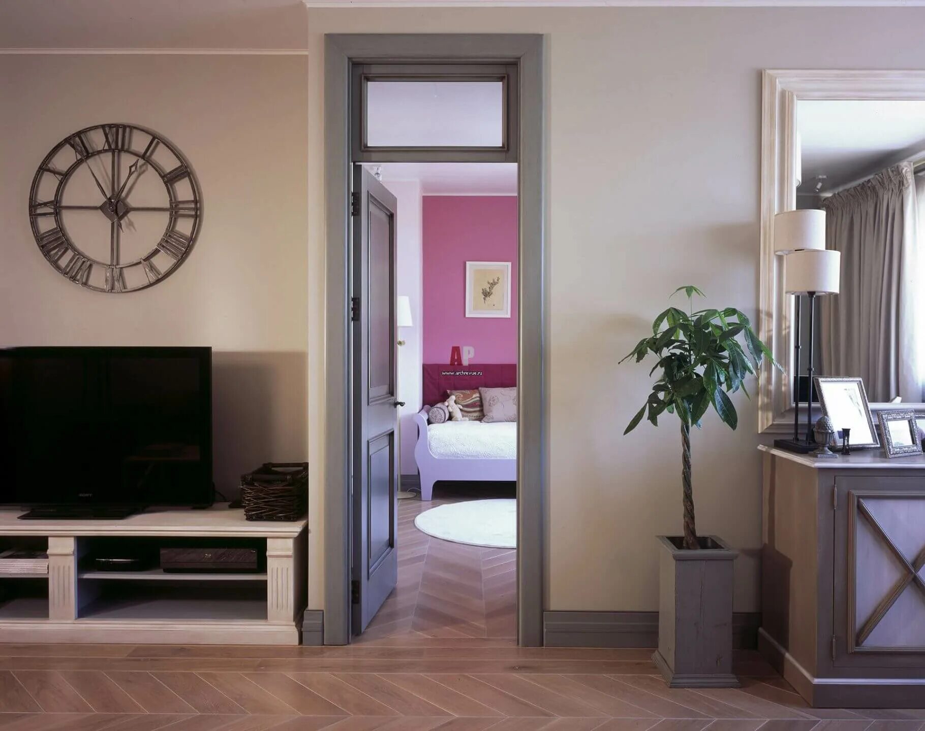 Отделка проема без двери. Плинтус в дверном проеме. Гостиная с потайной дверью. Высокий проем двери. Волховец раздвижные межкомнатные перегородки.