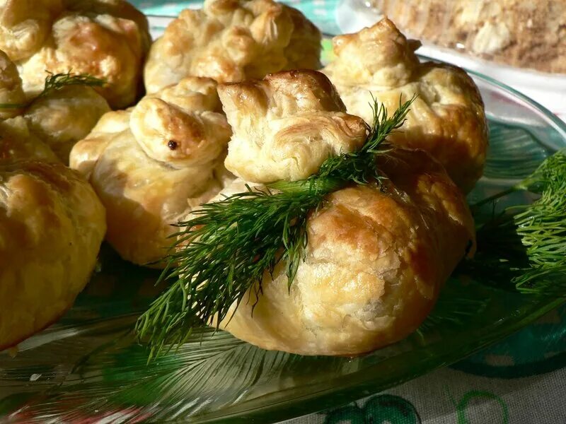 жульен в корзинках. слоеные конвертики с курицей и грибами. мешочки из слоеного теста. корзиночки с грибами. мешочки с курицей и грибами в слоеном тесте.