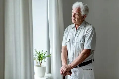 Стоит стар человек