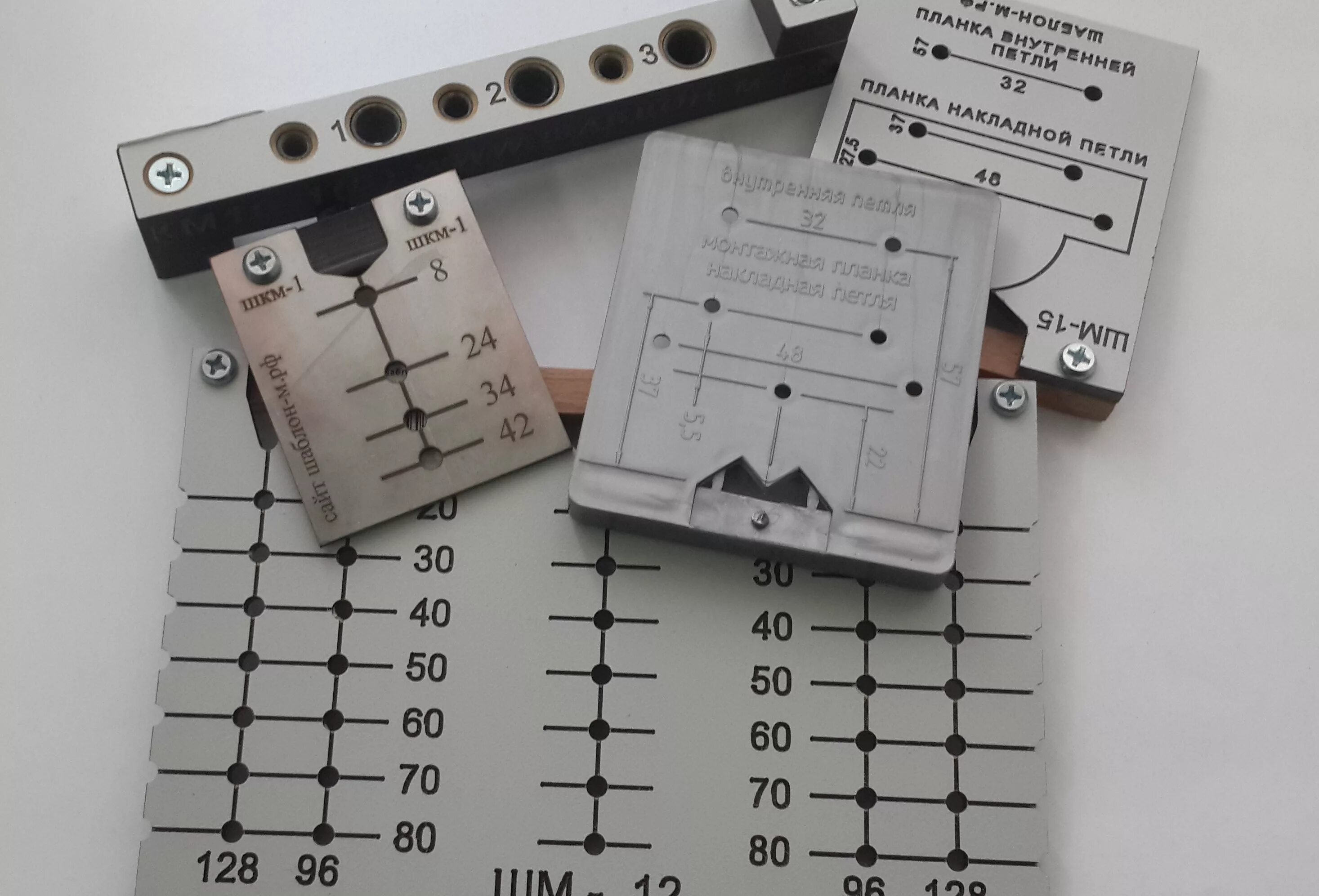 Шаблон для сборки мебели. Кондуктор для сверления отверстий мебельный для петель. Мебельный кондуктор для отверстий кр-3. Кондуктор под мебельные петли kwb, 26-35 мм. Кондуктор для мебельных петель МШ-06.