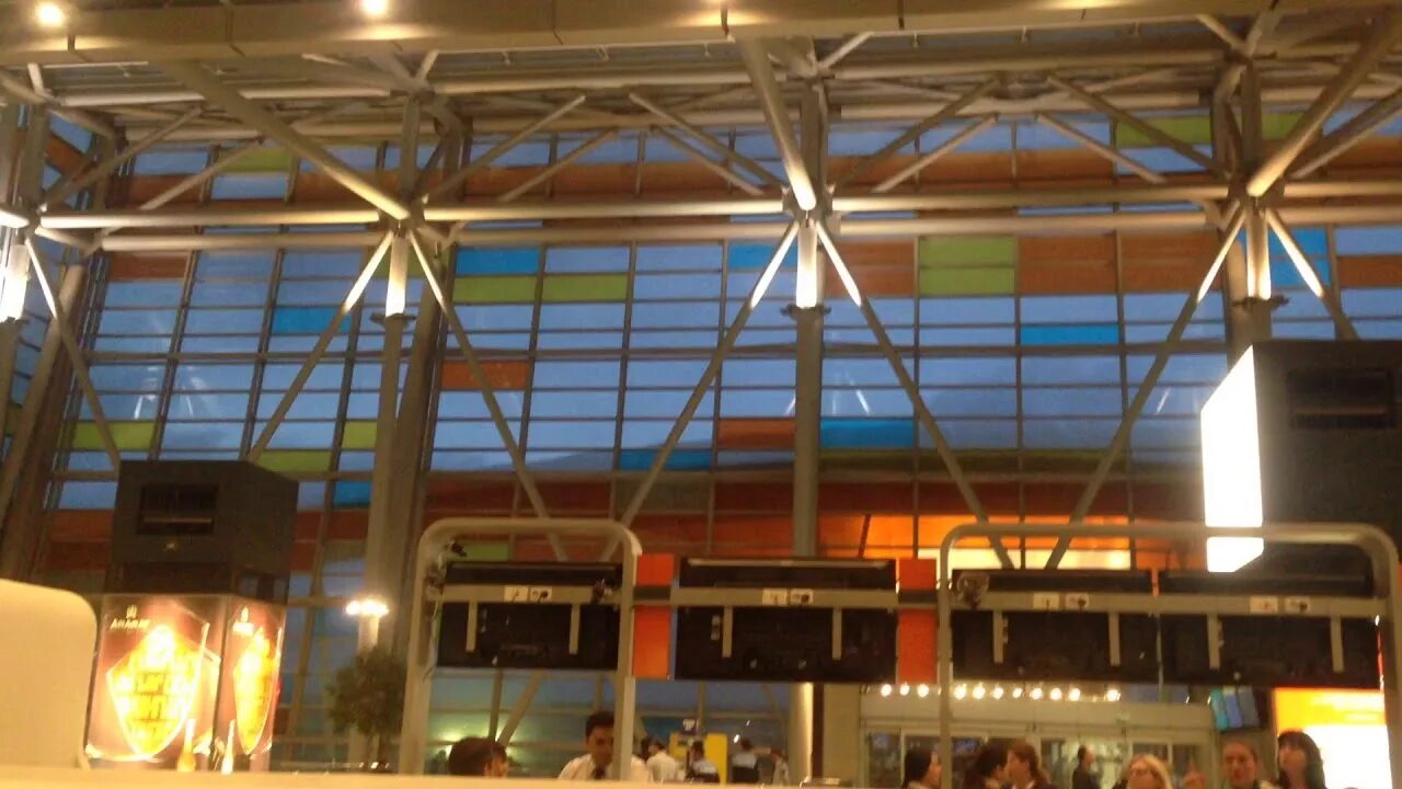 Прилет аэропорт звартноц сегодня. Аэропорт Звартноц Ереван зал отлёта. Аэропорт Звартноц внутри зал ожидания. Аэропорт Еревана зона прилета. Аэропорт Ереван зал ожидания.