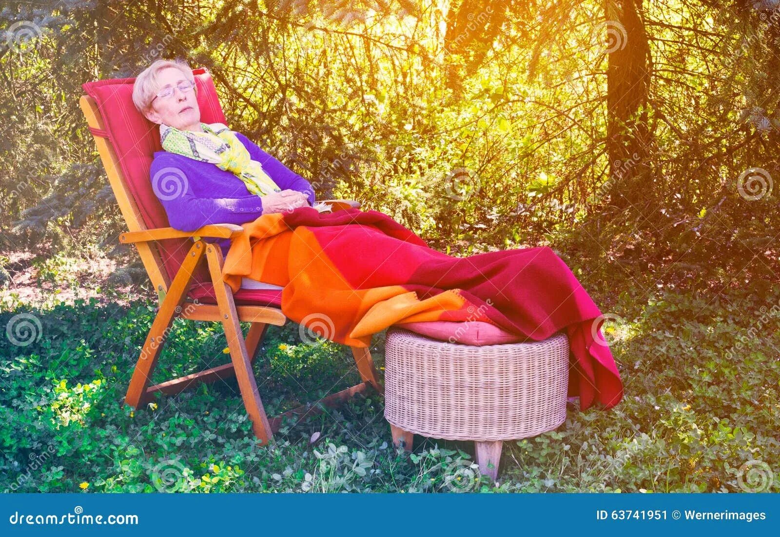 Is sleeping in the garden. Пожилая женщина в кресле. Девушка в кресле качалке в саду. Бабушка в кресле. Фотосессия бабушка на кресле.