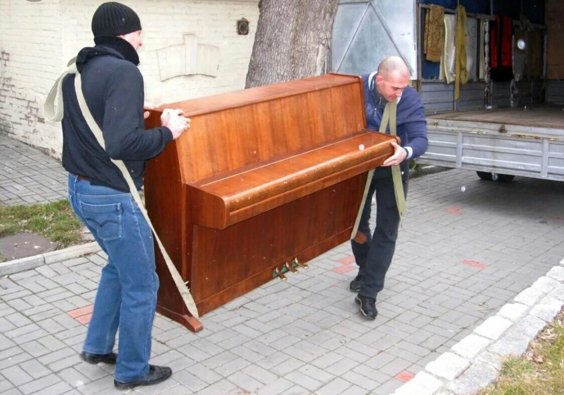 такелажники пианино. несут пианино. погрузка пианино. такелажники пианино. перевозка пианино.