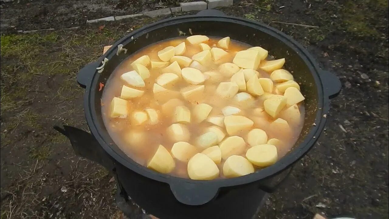 Приготовление картошки в казане. Картошка в казане. Картошка в казане на природе. Тушеная картошка на костре. Казанок для картошки.