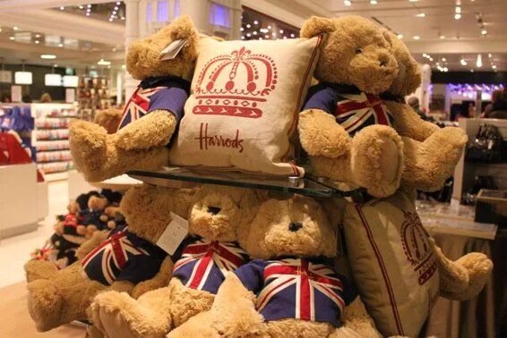 Медвежата Harrods. Магазин игрушек Лондон Hamleys Паддингтон. Медведь Harrods англичанин. Teddy Bear магазин. Bears 2 shop