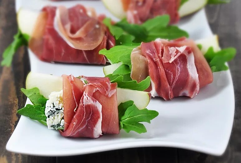 прошутто с грушей. канапе с пармой и грушей. канапе из хамона. канапе с прошутто и грушей. хамон с грушей.