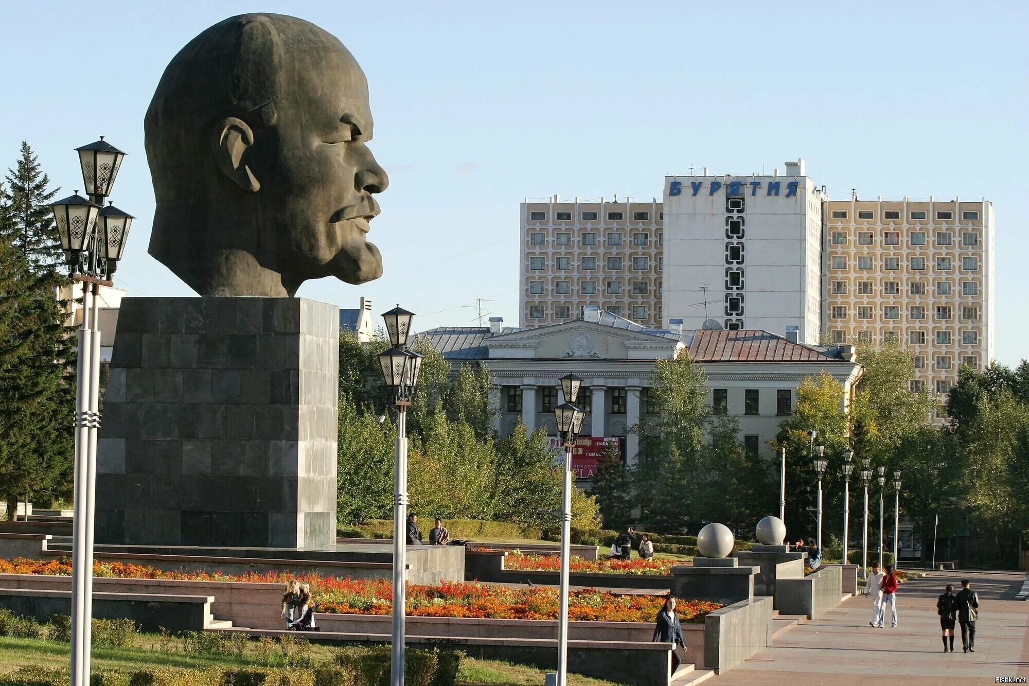 Ленин в улан. Улан Удэ Ленин. Памятник Ленину (Улан-Удэ). Голова Ленина в Улан-Удэ. Бюст Ленина Улан-Удэ.