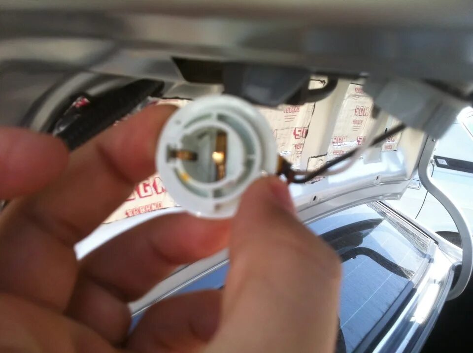 Лампочки в подсветку номера киа к5. Лампочка ближнего света kia cerato 2. Замена лампы церато 2. Замена лампы церато 2. Лампочка ближнего света киа церато 2.