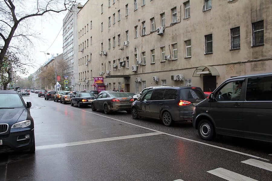 Зачем нужны улицы. Москва маленькие улицы с односторонним движением. Пересечение Гашека и 1 Брестской улицы. Выделенные полосы 24/7 proboknet.