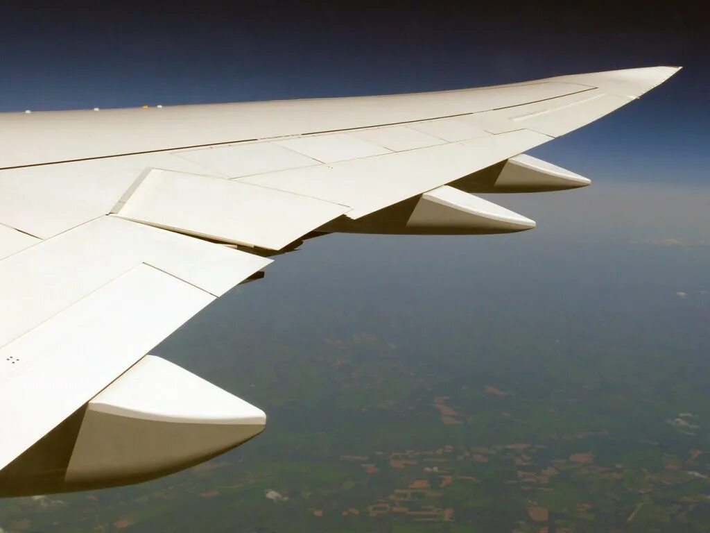 боинг 737-800 крыло. крыло от боинга. крыло boeing 737-800. посадка самолета из иллюминатора. Boeing 777 фото.