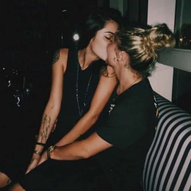 Kiss me картина. Masc lesbian. Красивые девушки лизбиянки. Руби роуз lesbian. Masc lesbian.