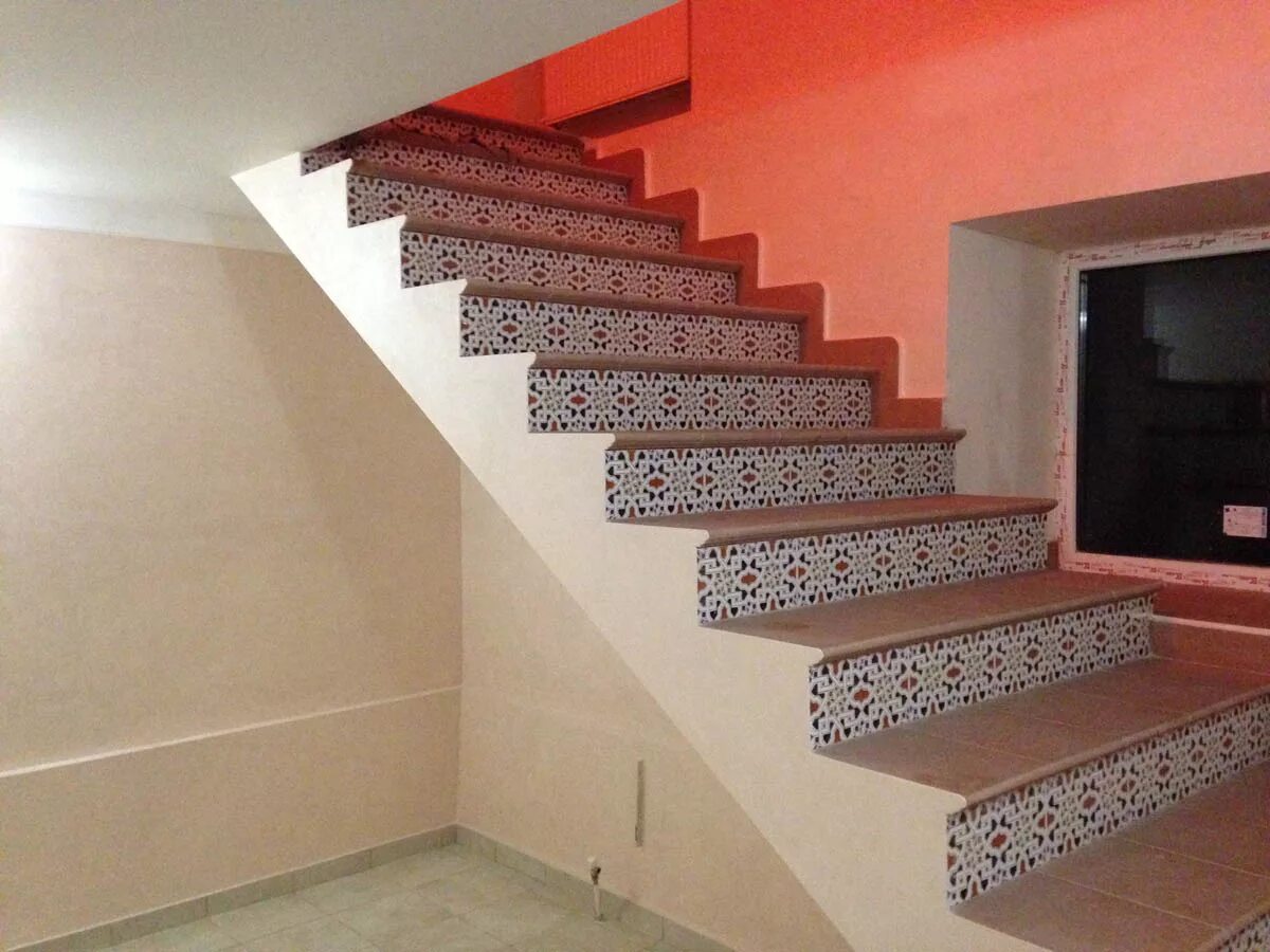 Отделка монолитных. Отделка бетонной лестницы. Отделка лестницы плиткой. Отделка лестницы из бетона. Отделка ступеней лестницы.