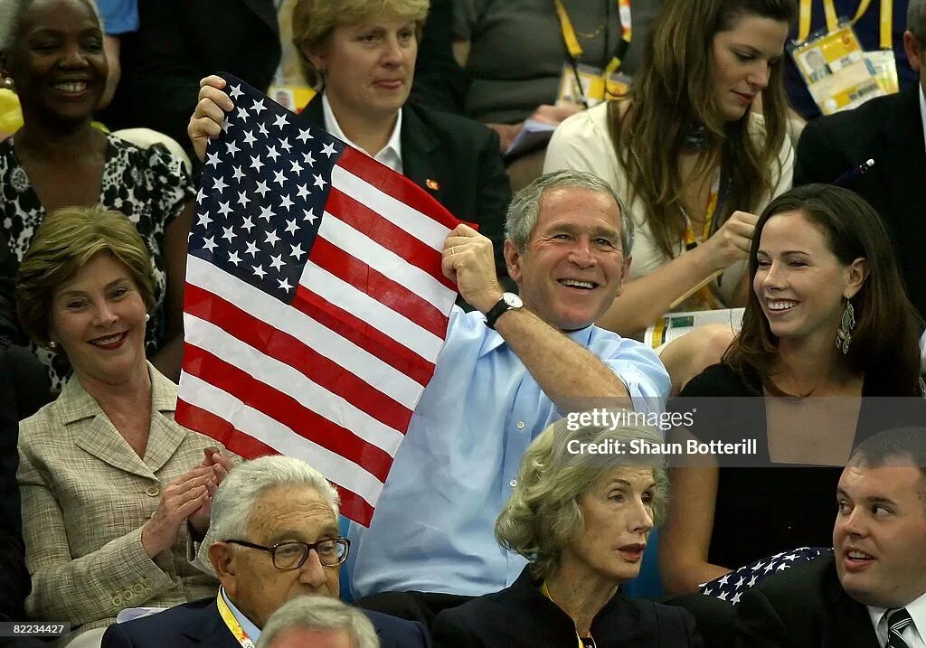 Жена джорджа буша старшего. Джордж Буш младший с женой. Джордж Буш младший с семьей. Джордж Буш младший развелся с супругой. Жена Джорджа Буша.