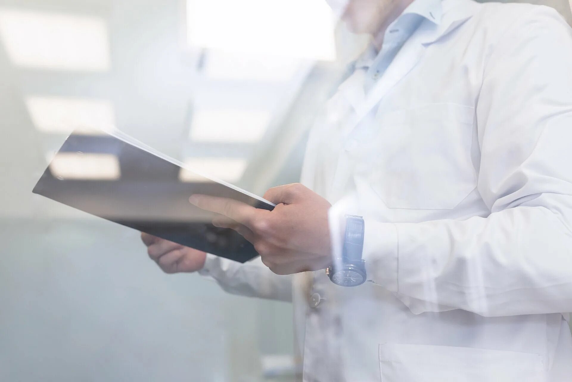 Инспектор по качеству. Инспектор качества. санитарный аудит. высокое качество производства. инспектор по качеству кубиков.