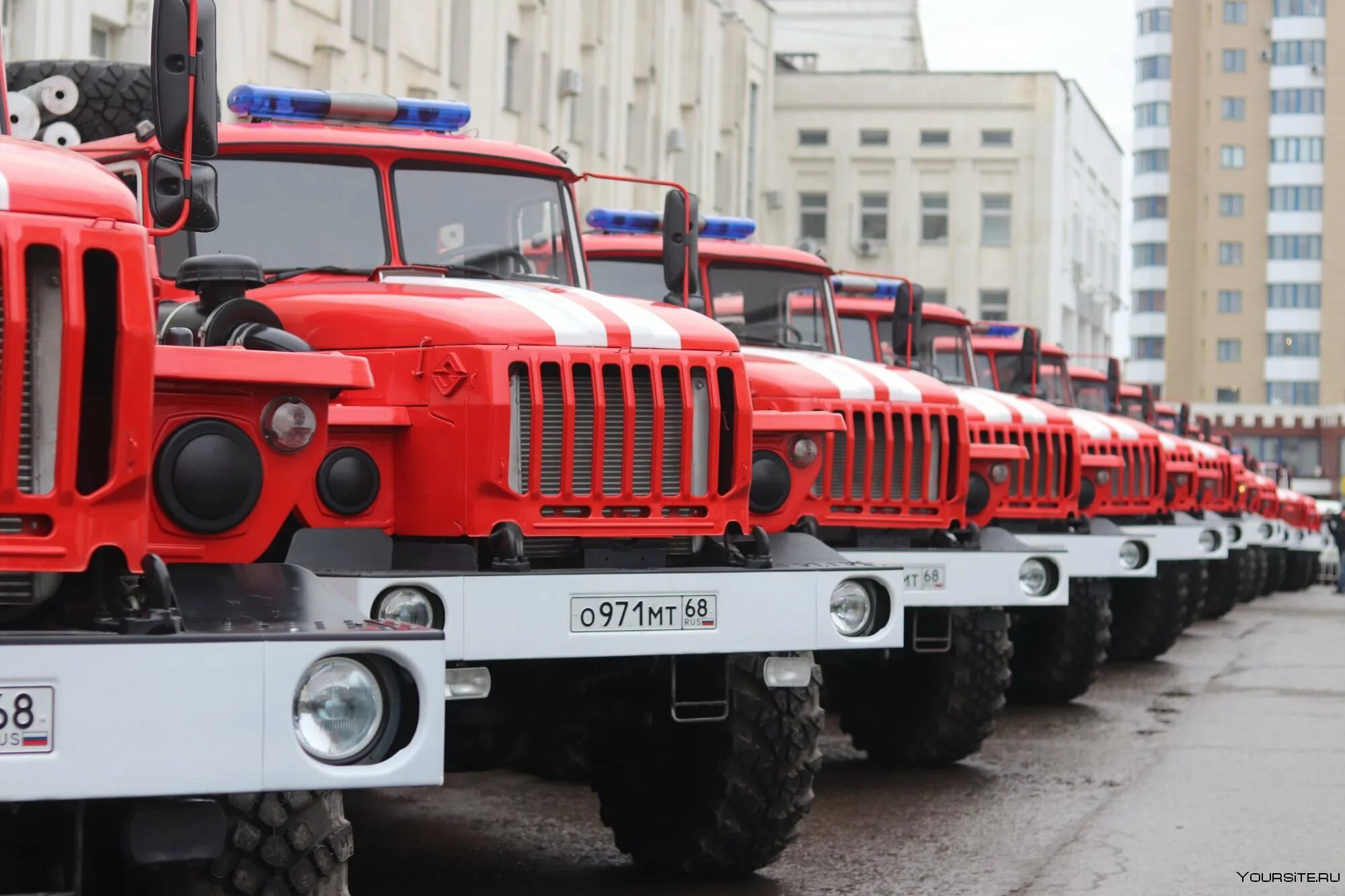 Машина пожарной службы. Пожарная машина. Пожарный автомобиль. Современная пожарная машина. Российские пожарные машины.