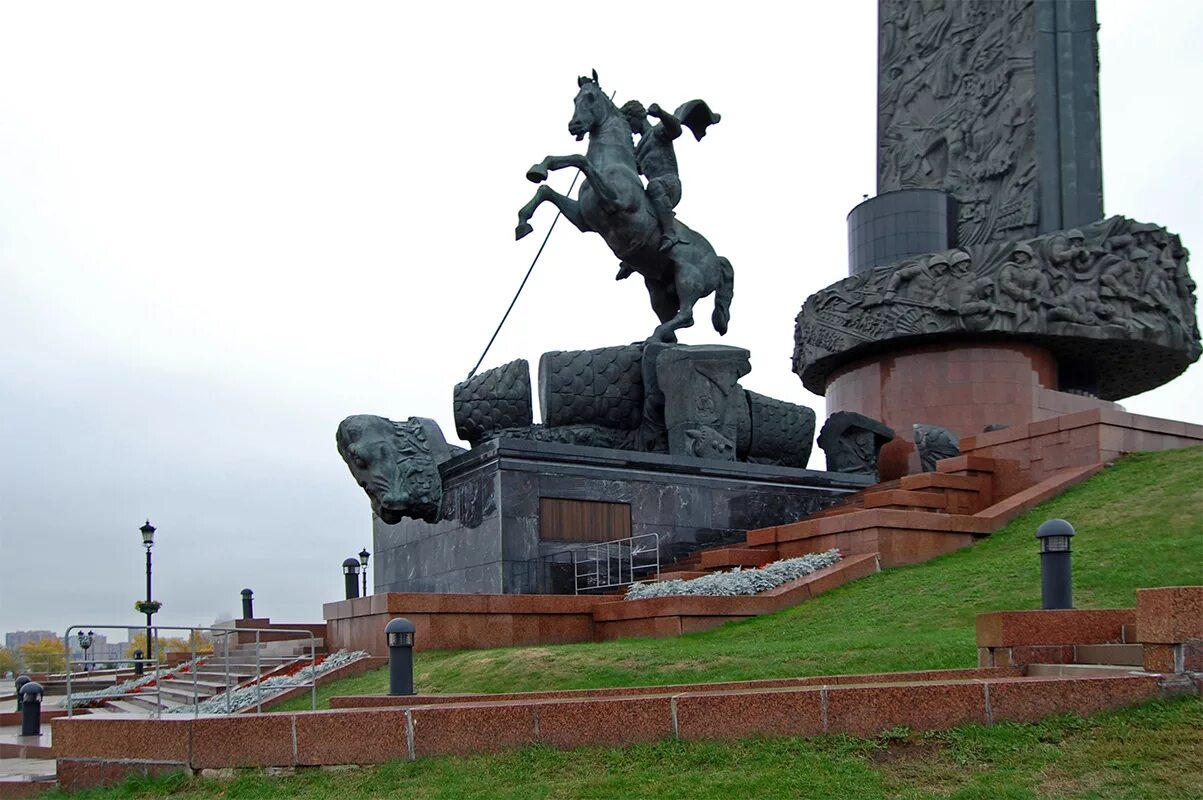 Памятник победы. Обелиск на Поклонной горе в Москве. Памятник на Поклонной горе. Поклонная гора в Москве памятник. Памятник ВОВ В Москве Поклонная гора.