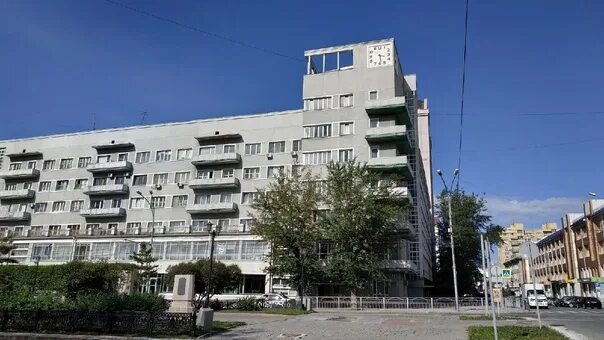 Дом с часами фото В Новосибирске скрипач сыграл на крыше "Дома с часами", поборов страх высоты